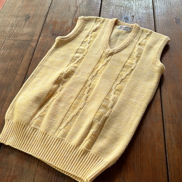 Vintage 100% pure OSWAL hi-fashion yellow textured knit sweater vest - Picture 5 of 5